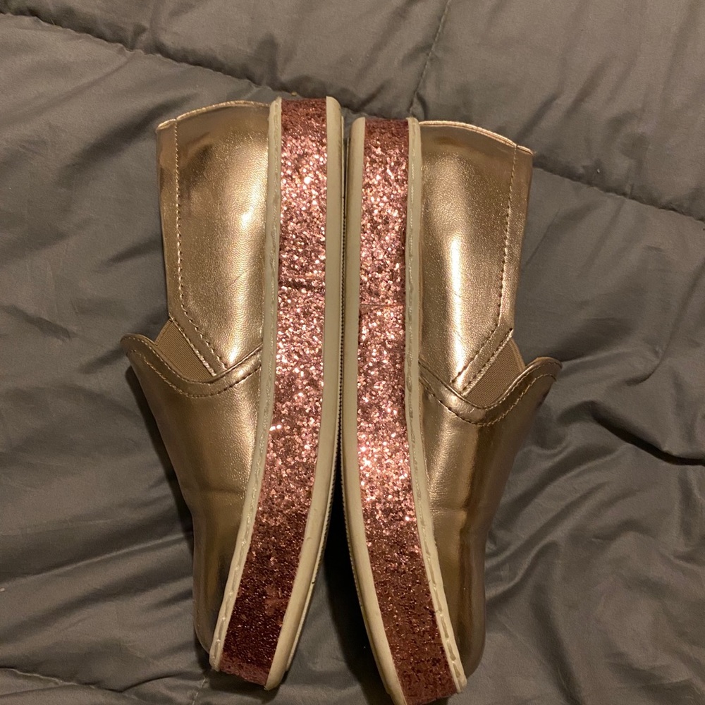 ✨CLEARANCE✨  Gold sneakers w/sparkly rose gold sole - Picture 5 of 8